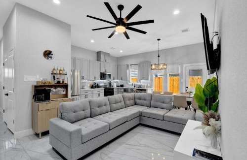 OST - South Union House | Upscale 3Br-3Ba Home near Stadiums, Downtown Houston, Restaurants, Free Parking on Property