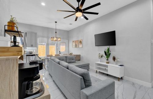 OST - South Union House | Upscale 3Br-3Ba Home near Stadiums, Downtown Houston, Restaurants, Free Parking on Property