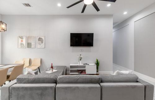 OST - South Union House | Upscale 3Br-3Ba Home near Stadiums, Downtown Houston, Restaurants, Free Parking on Property