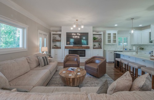 Athens House | Exceptional 4BR Retreat Near Stadium and Downtown