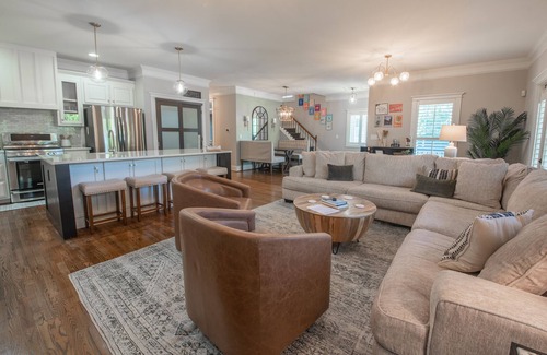 Athens House | Exceptional 4BR Retreat Near Stadium and Downtown