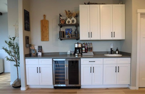 College House | Upscale 6-bedroom estate on the Chena River