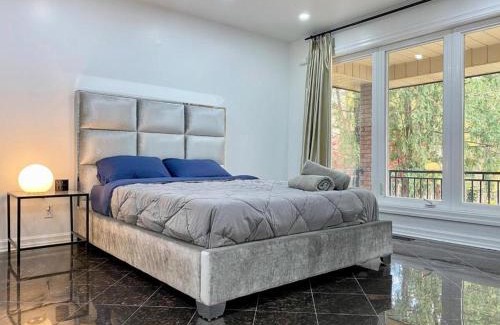 Richmond Hill Villa | Upscale 6BR Villa at Birch Avenue