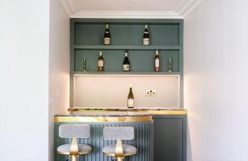 Knightsbridge Apartment | Upscale Apartment in a Prestigious Area
