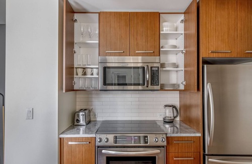 Bay Village Apartment | Stylish Back Bay 1BR with Gym, W/D & Dining Nearby