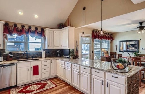 Rosedale House | Elegant Central Denver Retreat Near Parks with Pool & Breakfast