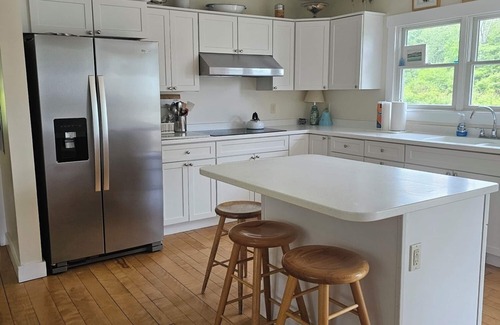 Spruce Head House | Elegant Cottage Retreat with Pool and Spa Amenities