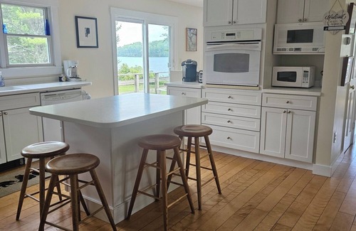 Spruce Head House | Elegant Cottage Retreat with Pool and Spa Amenities