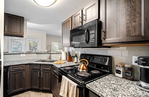 Southwest Carrollton Apartment | Upscale City Apartment with Pool & Fitness Center
