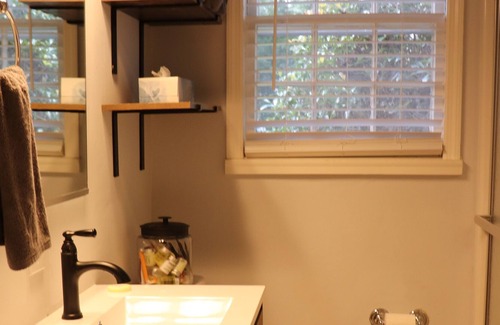 Aiken Cottage | Elegant Cottage Retreat Near South Boundary with Hot Tub