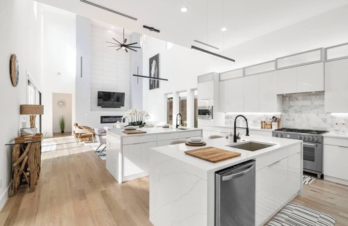 Dallas House | Designer Modern Home Near Uptown Dallas with Spa & Breakfast
