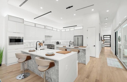 Dallas House | Designer Modern Home Near Uptown Dallas with Spa & Breakfast