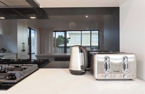 Cape Woolamai House | Premier Family Retreat Steps from the Beach with Kitchen