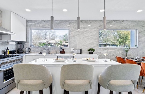 Allandale House | Pet-Friendly Retreat with Tennis, Ping-Pong & Relaxation