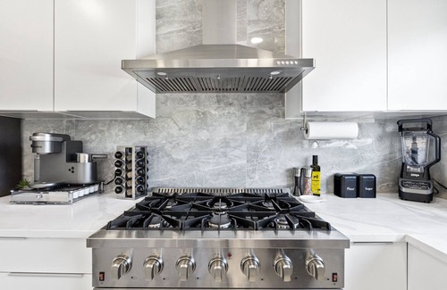 Allandale House | Pet-Friendly Retreat with Tennis, Ping-Pong & Relaxation