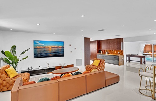 Hollywood Hills House | Premier Hollywood Retreat with Private Pool and Breakfast