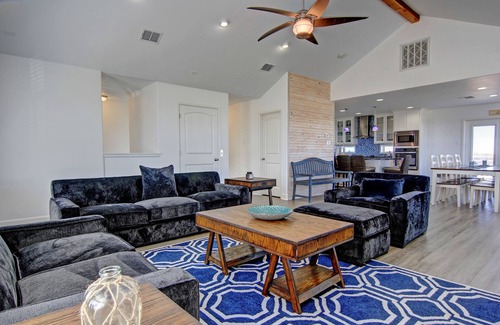 Port Aransas House | Elegant Beach Access Home with Community Pool & Ocean View