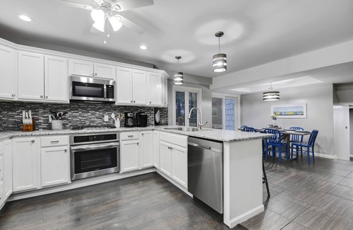 Overland Park House | Top-Rated Home with Beautiful Deck and DreamLux Beds