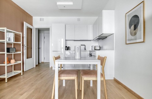 Erdberg Apartment | Elegant Landstraße 1BR with Gym & Kitchen near Gasometer