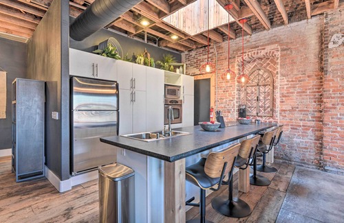 Downtown Springfield Apartment | Exceptional Loft in Downtown Springfield with Spa & Breakfast