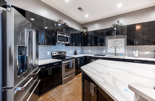 Charlotte Condo | Elegant Loft Near Bank of America Stadium with Breakfast