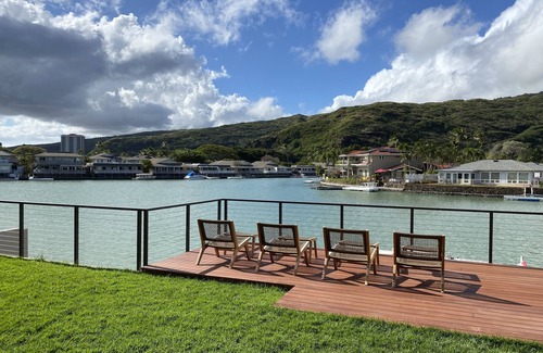 Portlock House | Elegant Mariana Front House with Waterfront Jacuzzi Retreat