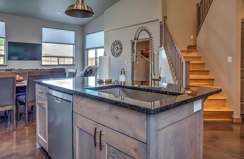 Moab South Valley Apartment | Elegant Moab Retreat with Hot Tub and Breathtaking Views