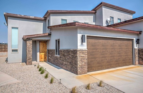 Moab South Valley Apartment | Elegant Moab Retreat with Hot Tub and Breathtaking Views