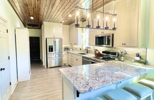 Murfreesboro Cabin | Modern Cabin Retreat: Lake Views & Family-Friendly Fun
