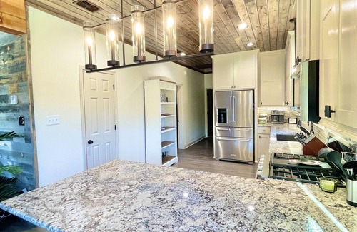 Murfreesboro Cabin | Modern Cabin Retreat: Lake Views & Family-Friendly Fun