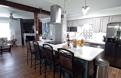 South Side House | Modern Gateway Hotel: Guest Rated 9.8 with Spa & Breakfast