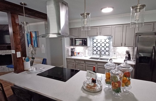 South Side House | Modern Gateway Hotel: Guest Rated 9.8 with Spa & Breakfast