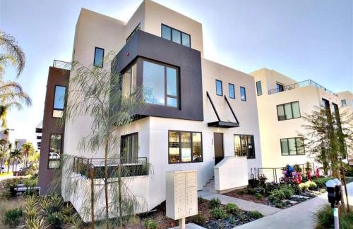 Bankers Hill House | Modern Park View Balboa Townhouse with Family-Friendly Perks