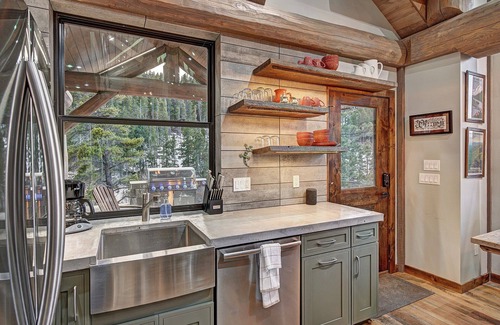 Coal Creek Cabin | Scenic Mountain Cabin with Kitchen & Breakfast Included