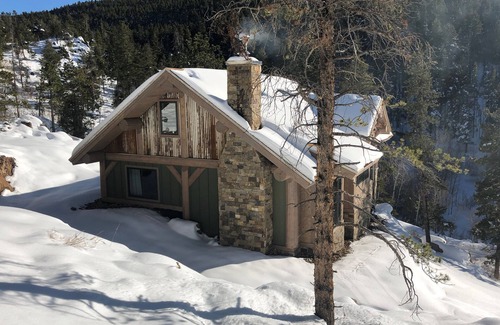 Coal Creek Cabin | Scenic Mountain Cabin with Kitchen & Breakfast Included