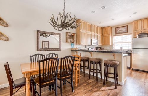 Government Camp Condo | Mountain Condo Retreat: Pool, Hot Tub & Scenic Balcony
