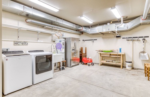 Government Camp Condo | Mountain Condo Retreat: Pool, Hot Tub & Scenic Balcony