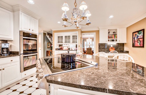 Historic District House | Modern Multi-Level Home with Deck and Family-Friendly Kitchen