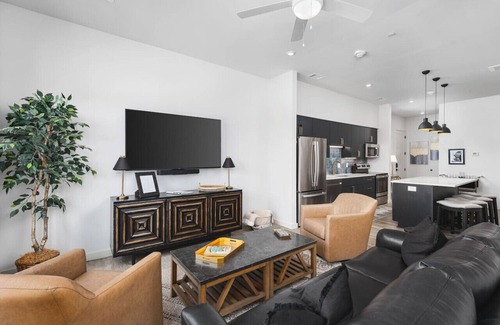 Edgehill Apartment | Upscale Music Row Corner Unit with Pool, Patio, Rooftop with City View, & Gym