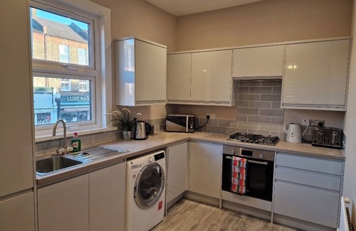 Earlsfield Apartment | Upscale private 2 x double bedroom apartment with sofa bed, kitchen and bathroom