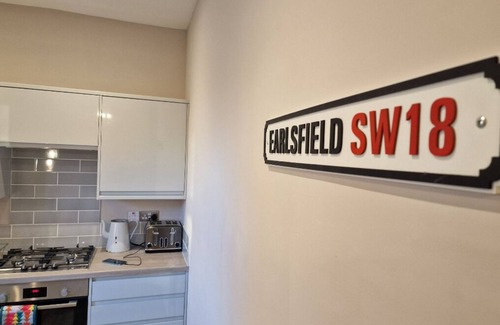 Earlsfield Apartment | Upscale private 2 x double bedroom apartment with sofa bed, kitchen and bathroom