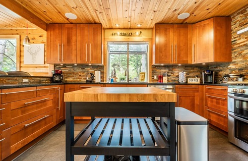 Cascade-Chipita Park Cabin | Modern Mountain Cabin with Hot Tub & Valley Views - 10/10