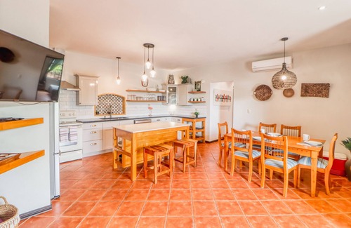Playa Flamingo Condo | Elegant Oceanfront Retreat: Pool, Outdoor Kitchen & Wifi
