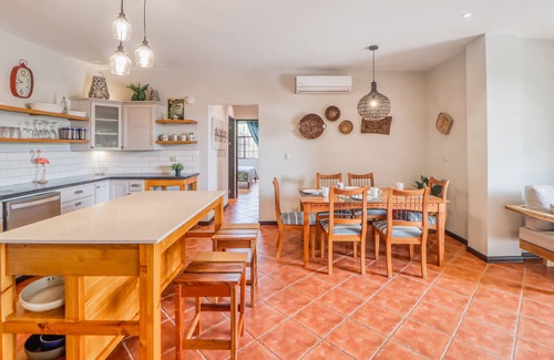 Playa Flamingo Condo | Elegant Oceanfront Retreat: Pool, Outdoor Kitchen & Wifi
