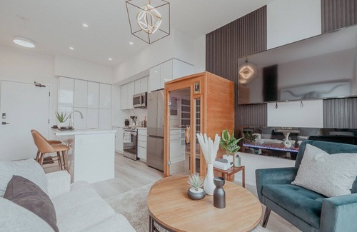 Innisfil Condo | Relaxing Spa Getaway with Pool, Hot Tub & Private Sauna