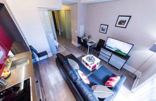Toronto Entertainment District Apartment | Stylish Suite Near CN Tower with Pool & Hot Tub Access