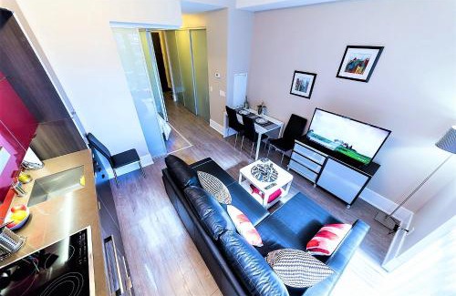Toronto Entertainment District Apartment | Stylish Suite Near CN Tower with Pool & Hot Tub Access