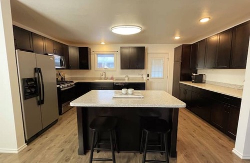 Campbell Park House | Exceptional Duplex Retreat with Child-Friendly Amenities