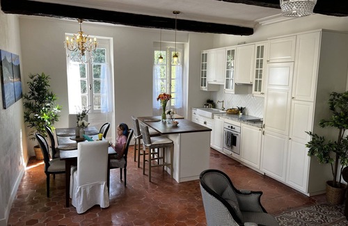Pezenas House | Bright & Inviting Apartment with Ocean View in Pézenas
