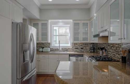 Uptown House | Upscale Uptown Estate: Pet-Friendly Retreat in Dallas